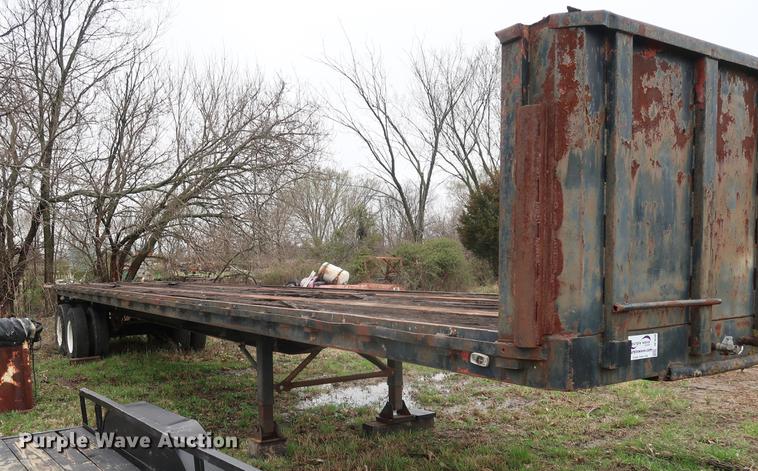 image for item DF3630 1979 Hobbs flatbed trailer