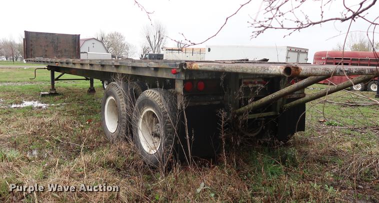 image for item DF3630 1979 Hobbs flatbed trailer