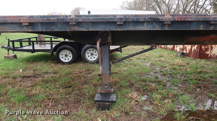 image for item DF3630 1979 Hobbs flatbed trailer