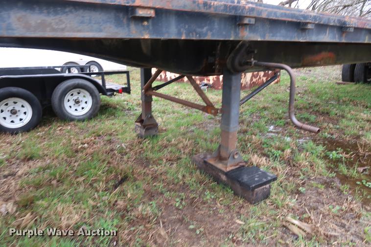 image for item DF3630 1979 Hobbs flatbed trailer