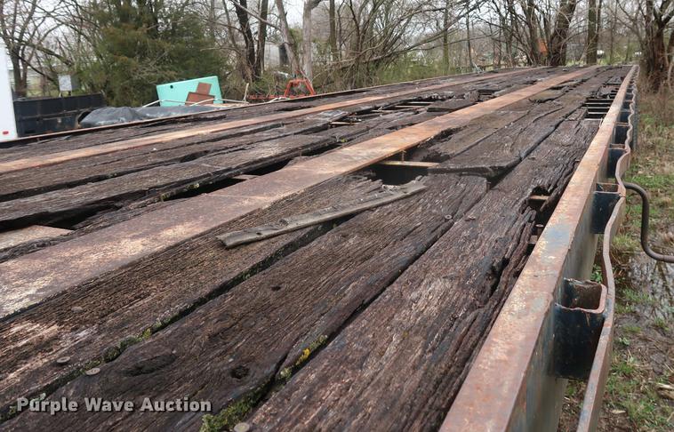 image for item DF3630 1979 Hobbs flatbed trailer