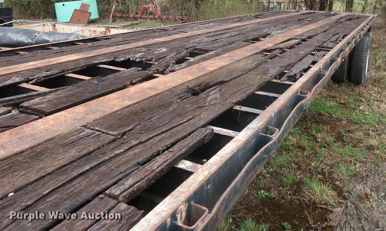 image for item DF3630 1979 Hobbs flatbed trailer