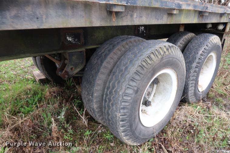 image for item DF3630 1979 Hobbs flatbed trailer