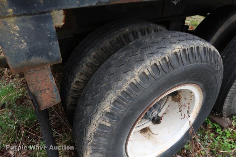 image for item DF3630 1979 Hobbs flatbed trailer