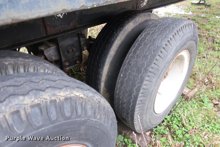 image for item DF3630 1979 Hobbs flatbed trailer