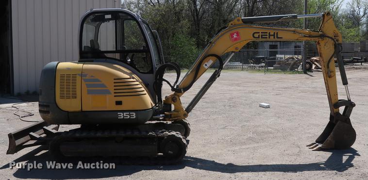 image for item DF3701 2007 Gehl 353 mini excavator