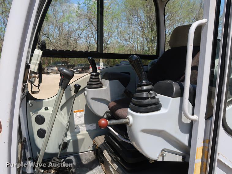 image for item DF3701 2007 Gehl 353 mini excavator