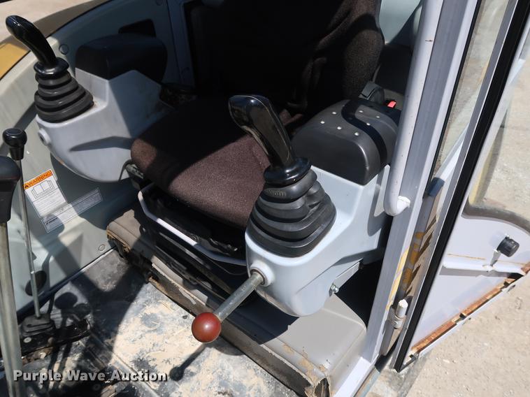 image for item DF3701 2007 Gehl 353 mini excavator