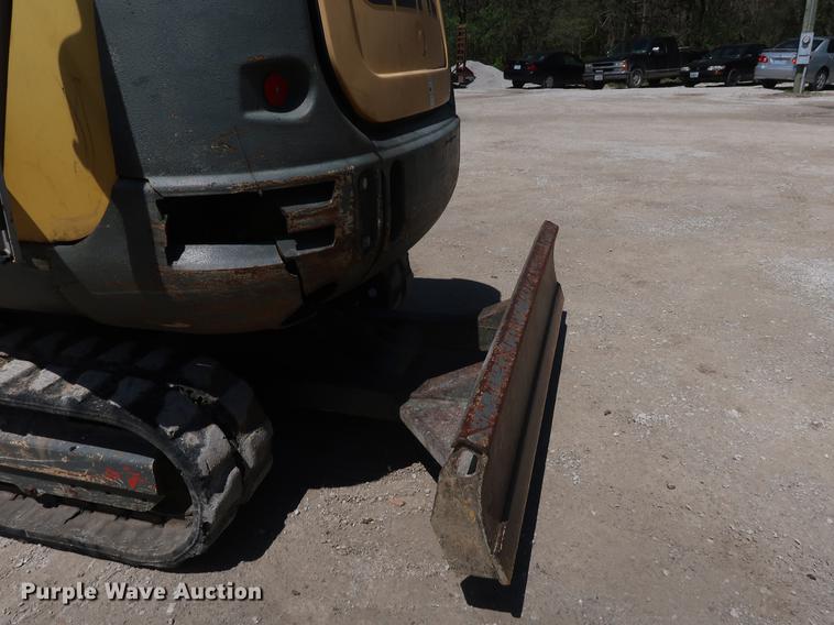 image for item DF3701 2007 Gehl 353 mini excavator