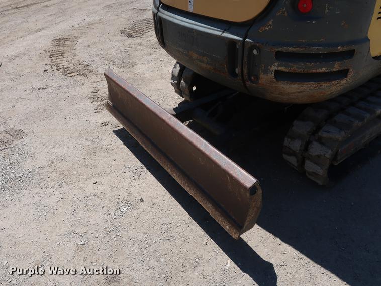 image for item DF3701 2007 Gehl 353 mini excavator