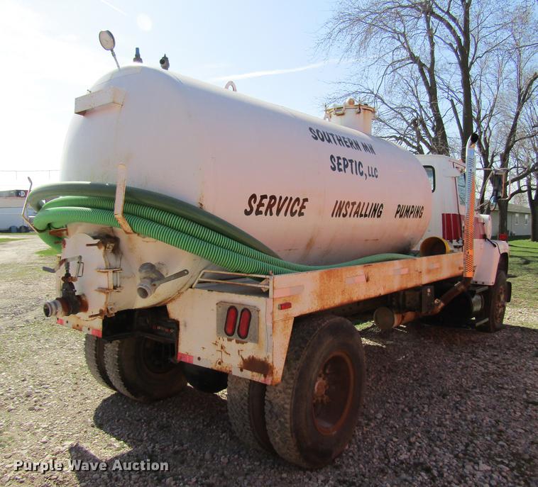 image for item DF3776 1996 Ford LN8000 vacuum truck