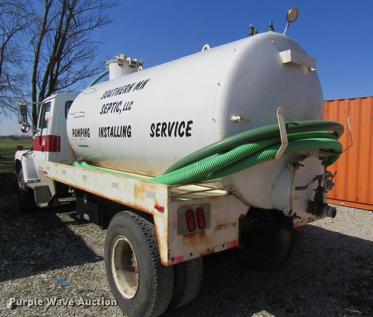 image for item DF3776 1996 Ford LN8000 vacuum truck