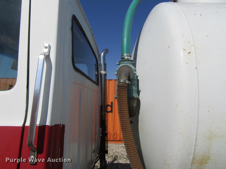 image for item DF3776 1996 Ford LN8000 vacuum truck