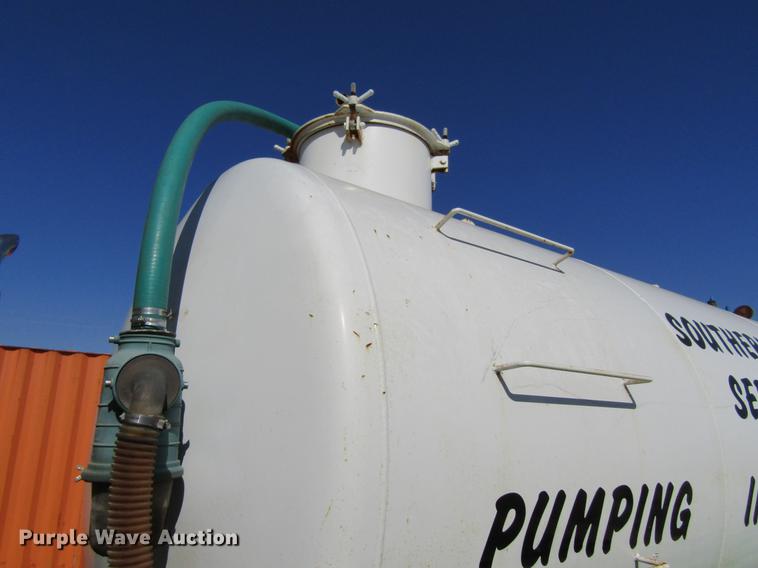 image for item DF3776 1996 Ford LN8000 vacuum truck