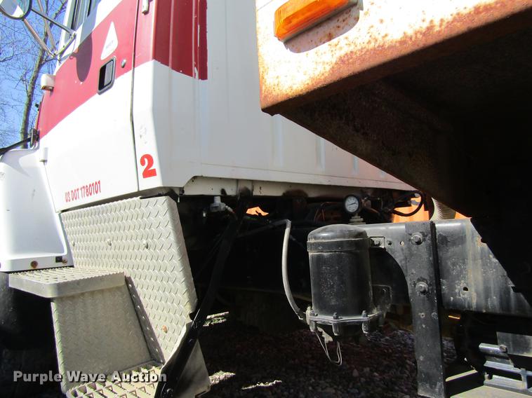 image for item DF3776 1996 Ford LN8000 vacuum truck