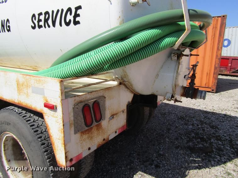 image for item DF3776 1996 Ford LN8000 vacuum truck