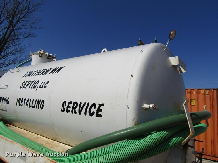 image for item DF3776 1996 Ford LN8000 vacuum truck