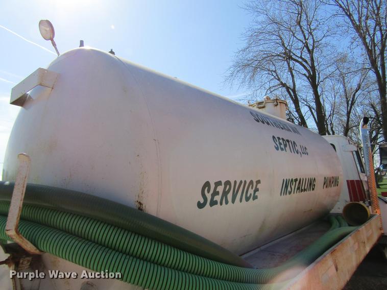 image for item DF3776 1996 Ford LN8000 vacuum truck