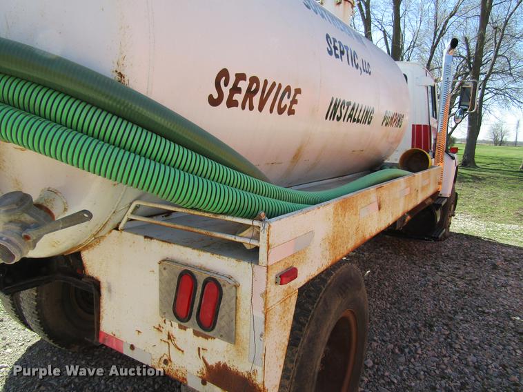 image for item DF3776 1996 Ford LN8000 vacuum truck