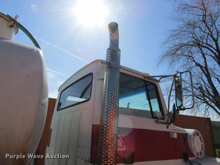 image for item DF3776 1996 Ford LN8000 vacuum truck