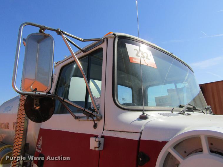 image for item DF3776 1996 Ford LN8000 vacuum truck