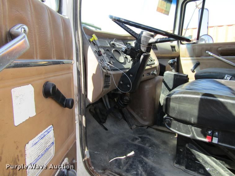 image for item DF3776 1996 Ford LN8000 vacuum truck