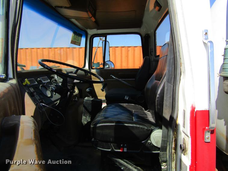 image for item DF3776 1996 Ford LN8000 vacuum truck