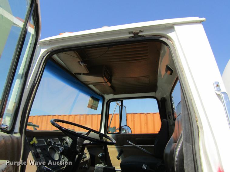 image for item DF3776 1996 Ford LN8000 vacuum truck