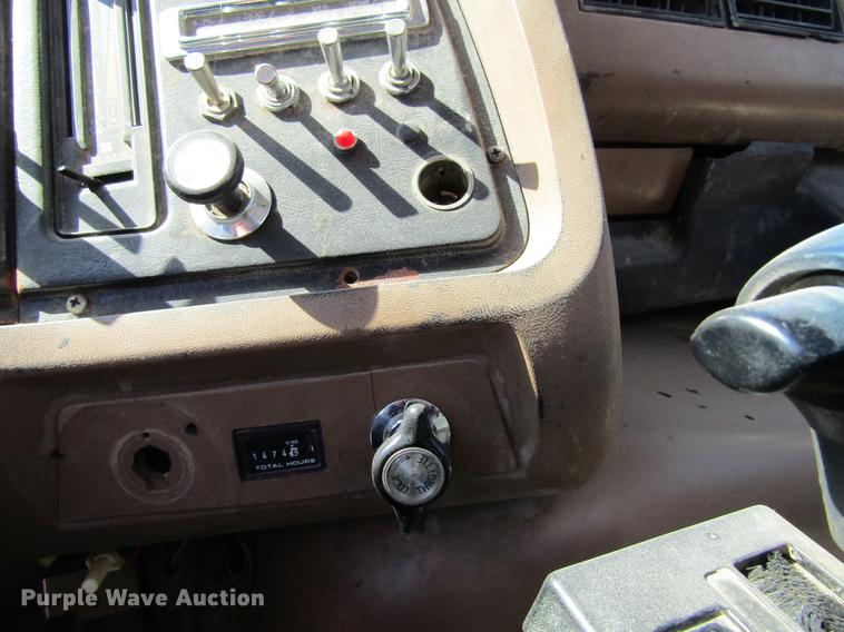 image for item DF3776 1996 Ford LN8000 vacuum truck