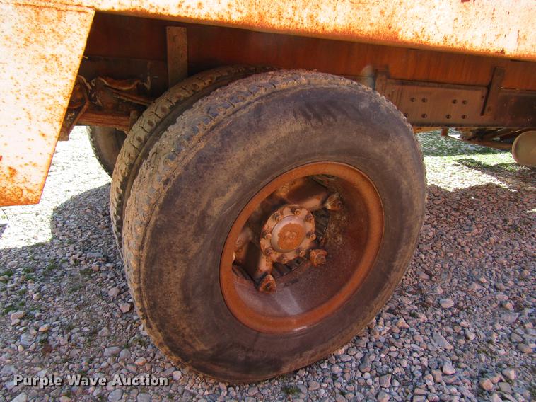 image for item DF3776 1996 Ford LN8000 vacuum truck