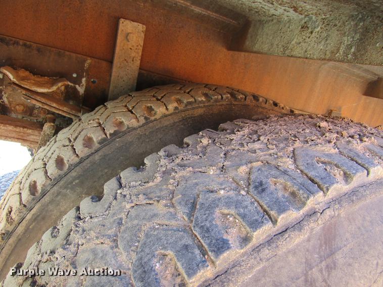 image for item DF3776 1996 Ford LN8000 vacuum truck