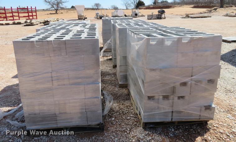 image for item DI9955 (522) 8" x 8" x 16" CMU blocks