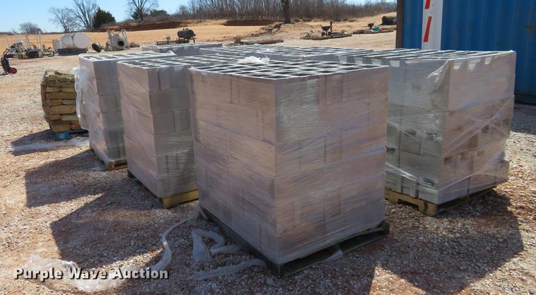 image for item DI9955 (522) 8" x 8" x 16" CMU blocks