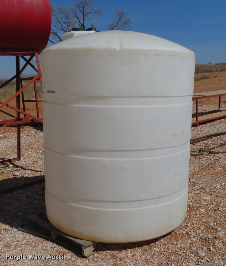 image for item DI9997 1,000 gallon poly tank