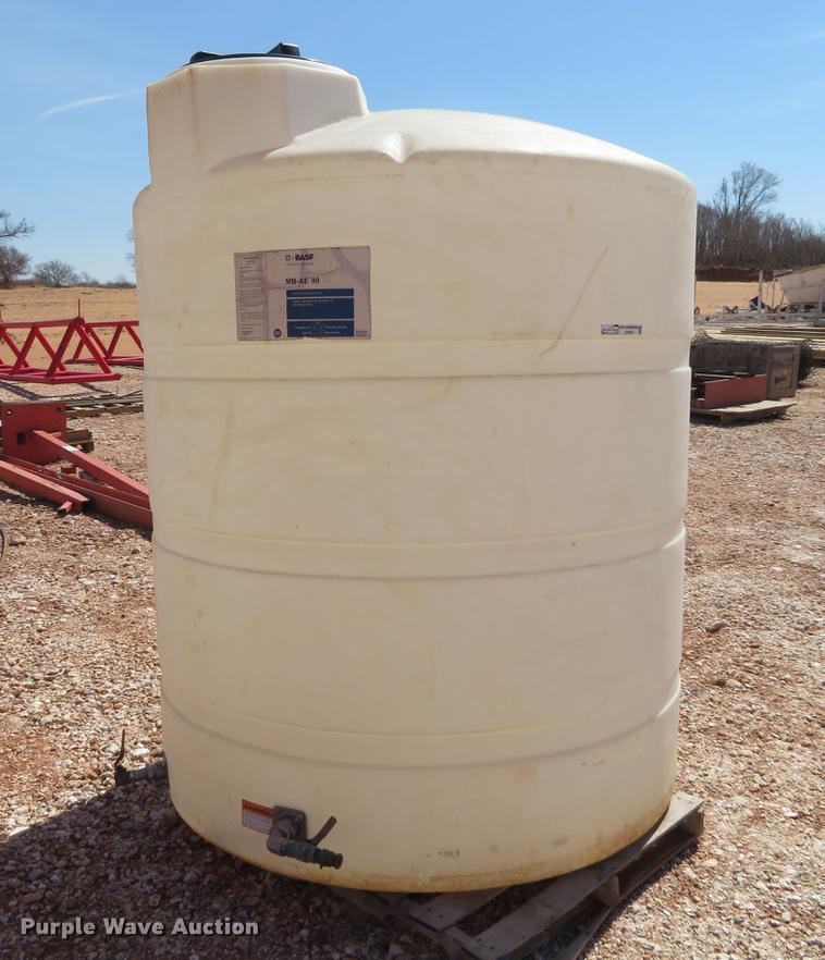 image for item DI9997 1,000 gallon poly tank