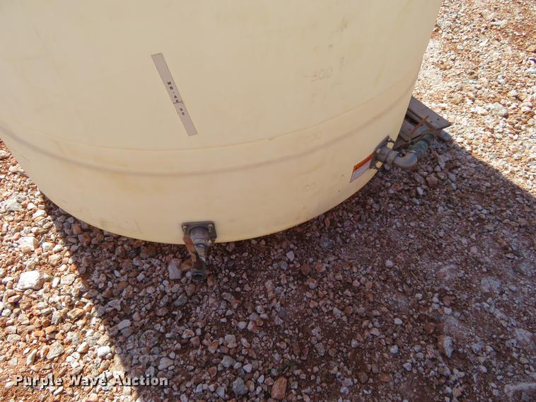 image for item DI9997 1,000 gallon poly tank