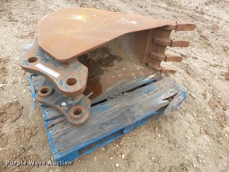 image for item DS9532 Bobcat 17"W excavator bucket