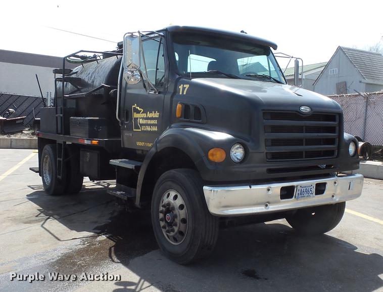 image for item DV9703 2000 Sterling L7500 seal coat truck