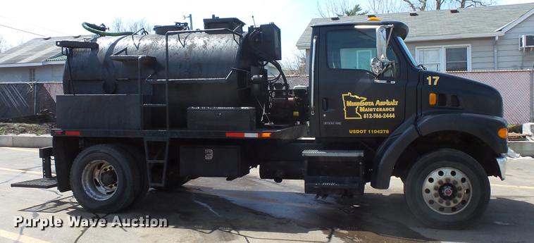 image for item DV9703 2000 Sterling L7500 seal coat truck