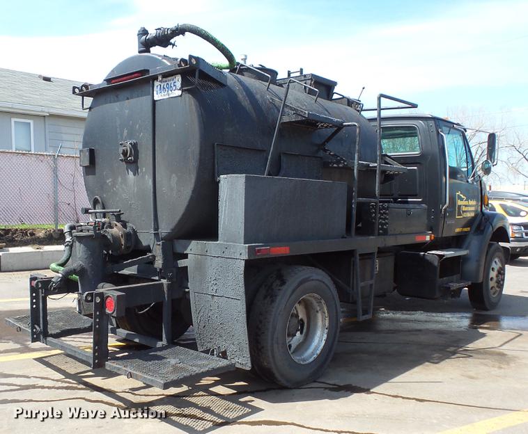 image for item DV9703 2000 Sterling L7500 seal coat truck