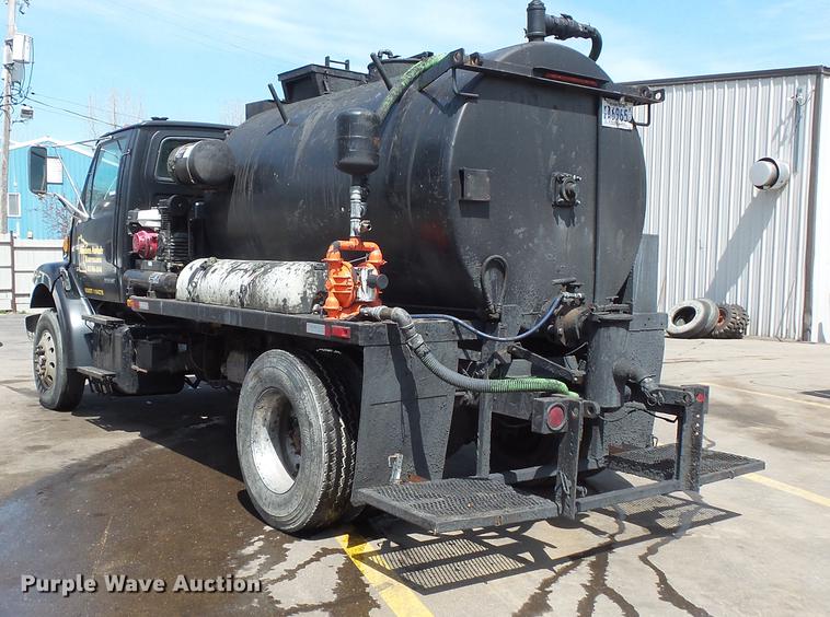 image for item DV9703 2000 Sterling L7500 seal coat truck