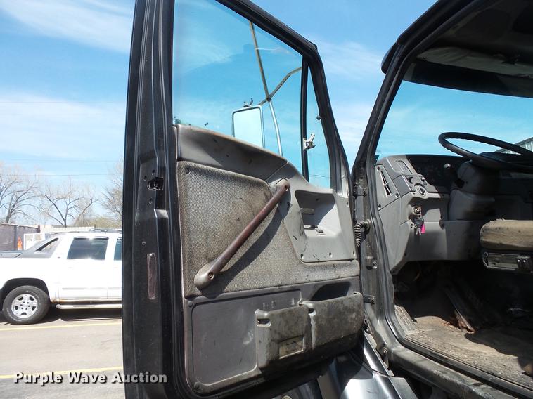 image for item DV9703 2000 Sterling L7500 seal coat truck