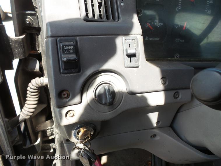 image for item DV9703 2000 Sterling L7500 seal coat truck