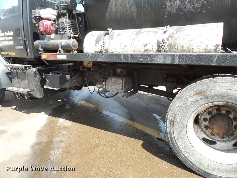 image for item DV9703 2000 Sterling L7500 seal coat truck