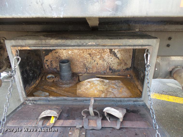 image for item DV9703 2000 Sterling L7500 seal coat truck