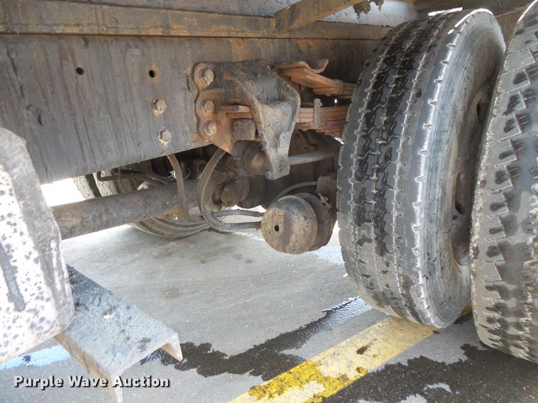 image for item DV9703 2000 Sterling L7500 seal coat truck