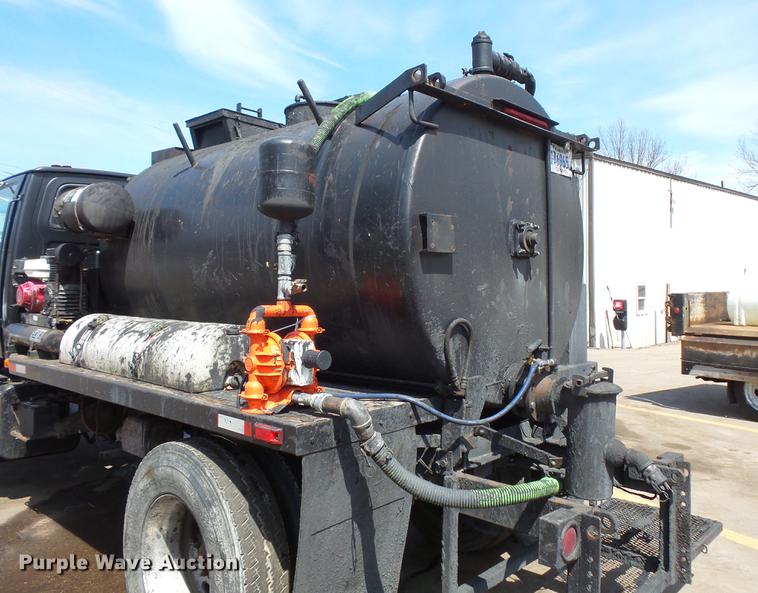 image for item DV9703 2000 Sterling L7500 seal coat truck