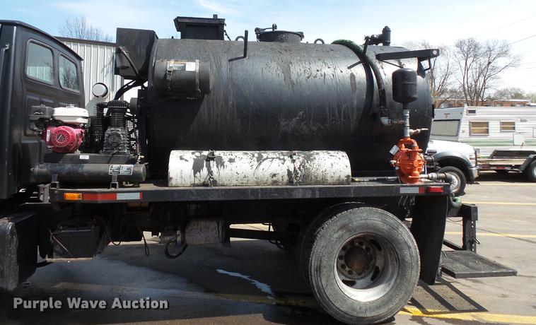 image for item DV9703 2000 Sterling L7500 seal coat truck