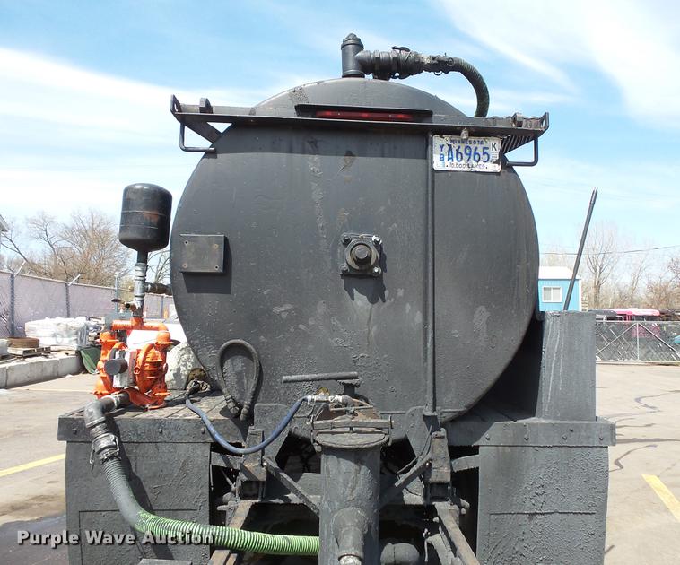 image for item DV9703 2000 Sterling L7500 seal coat truck