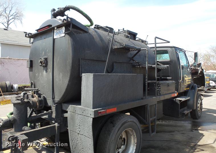 image for item DV9703 2000 Sterling L7500 seal coat truck